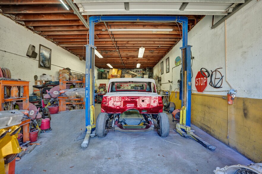 More Photos Of 828 NW 1st St, Fort Lauderdale Service For Sale