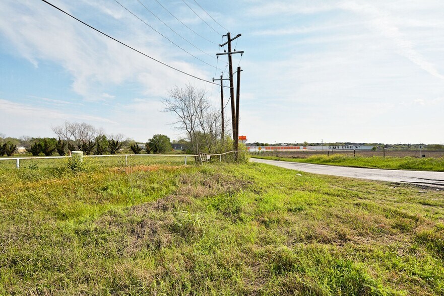More Photos Of 120 E Zipp Rd, New Braunfels General Retail For Sale