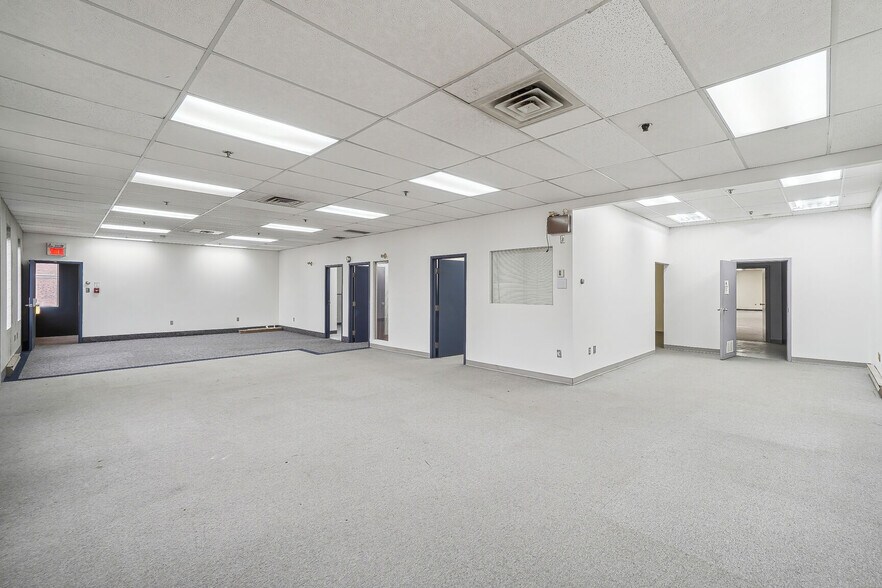 More Photos Of 1300 Rue De Louvain O, Montréal Light Manufacturing For Lease