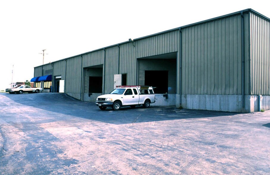 More Photos Of 4300-4372 N Service Rd, Saint Peters Showroom For Lease