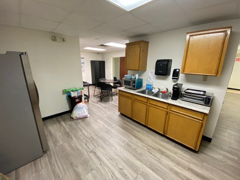 More Photos Of 2112 N Bolton Ave, Alexandria Service For Sale