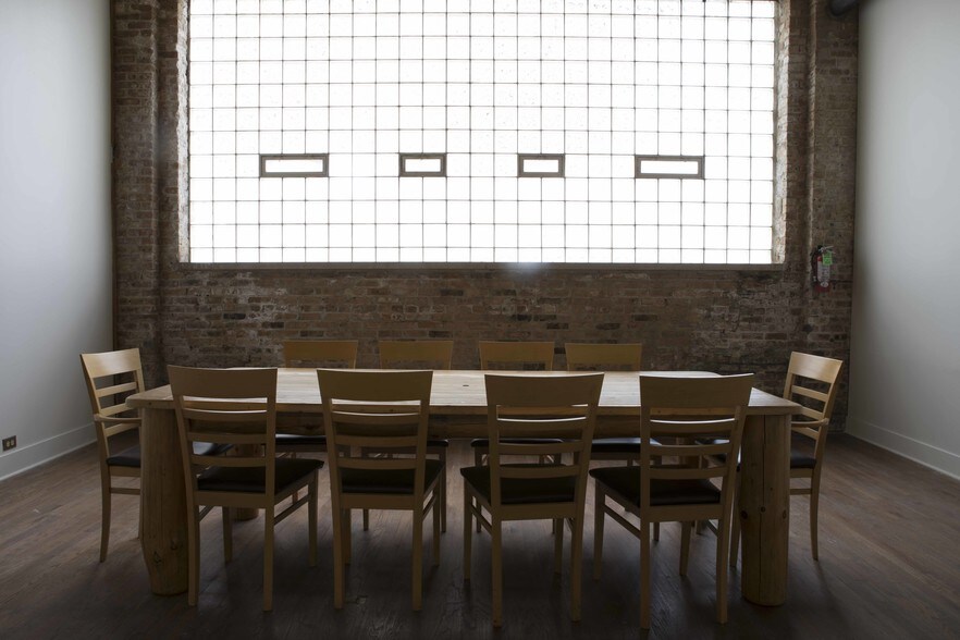 More Photos Of 309-319 N Justine St, Chicago Showroom For Lease