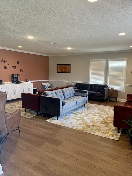 More Photos Of 1101 S Main St, Lindale Medical For Sale