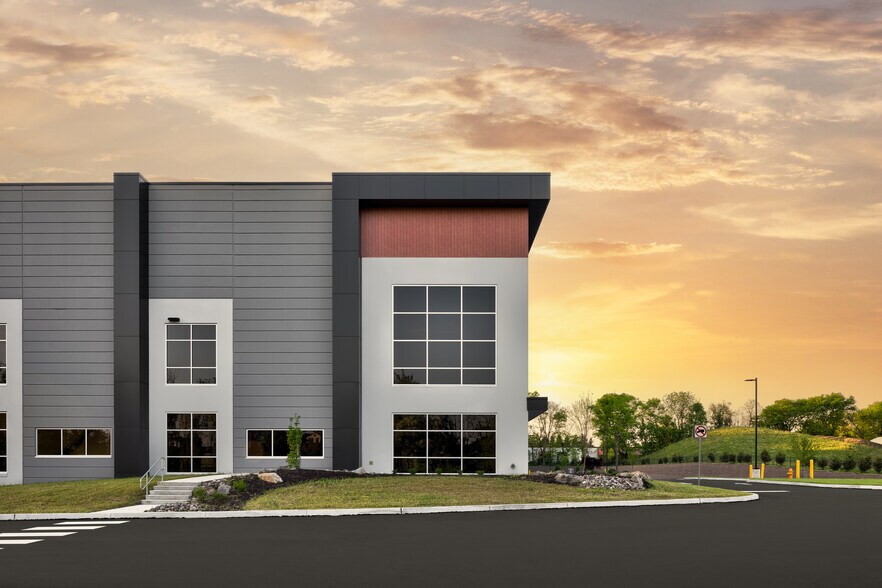 More Photos Of 3200 Richmond Rd, Easton Distribution For Lease