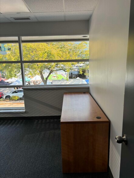 More Photos Of 1715 Dickson Av, Kelowna Office Residential For Lease