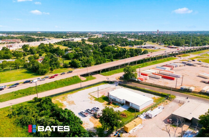 More Photos Of 901 E Johnson St, Waco Service For Sale