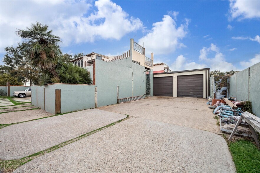 More Photos Of 614 Pine Gully Rd, Seabrook Apartments For Sale