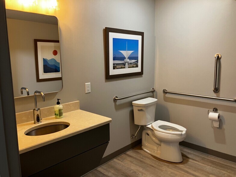 More Photos Of 1305 Chestnut St, West Bend Medical For Lease