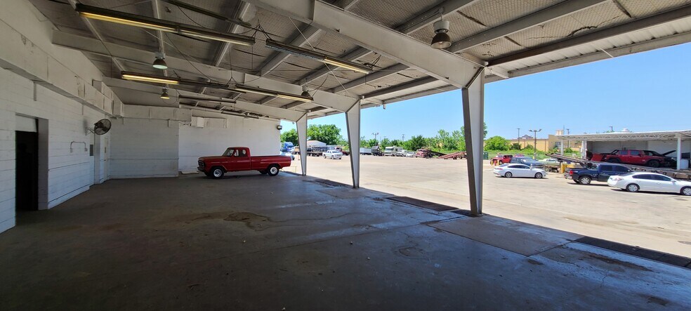 More Photos Of 3415 Banning St, Dallas Industrial For Sale