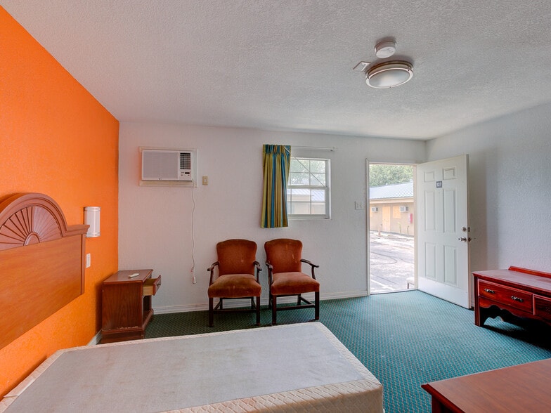 More Photos Of 2627 Manor Rd, Austin Hotel For Sale