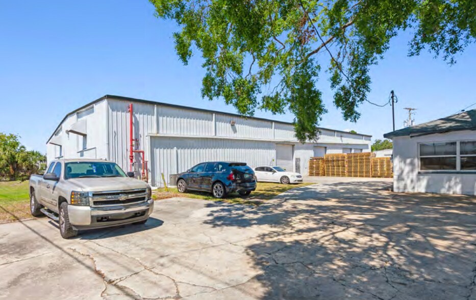 More Photos Of 7211 Anderson Rd, Tampa Warehouse For Lease