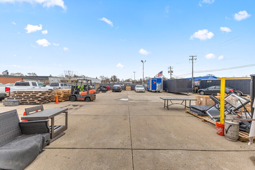 More Photos Of 32639-32645 Industrial Rd, Garden City Warehouse For Sale