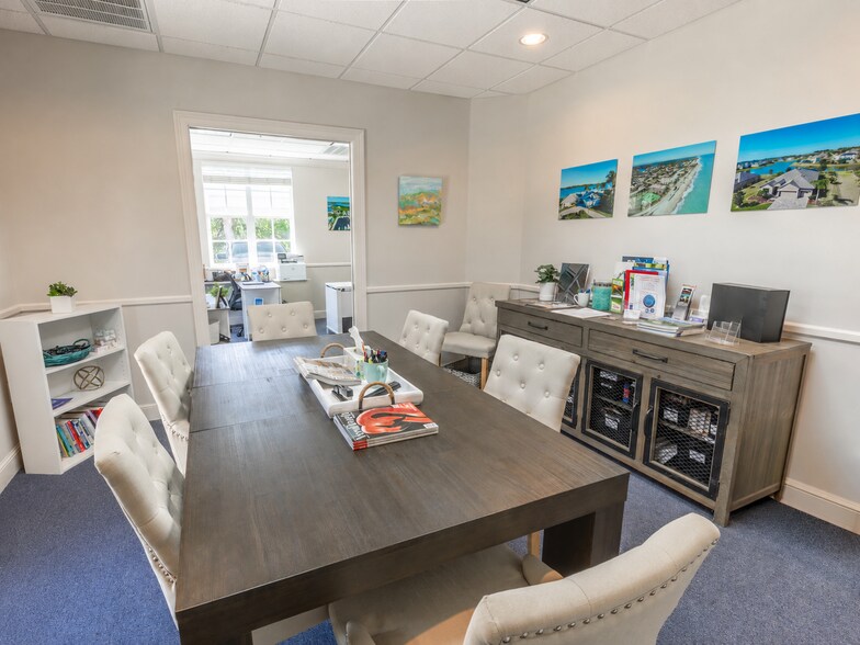 More Photos Of 1555 Indian River Blvd, Vero Beach Coworking Space