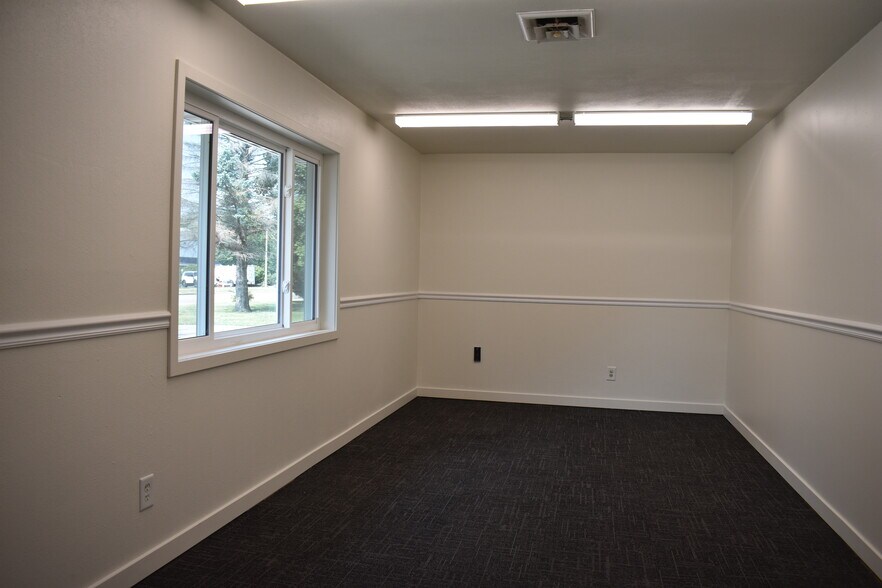 More Photos Of 1609 Plainfield Ave, Janesville Storefront Retail Office For Lease
