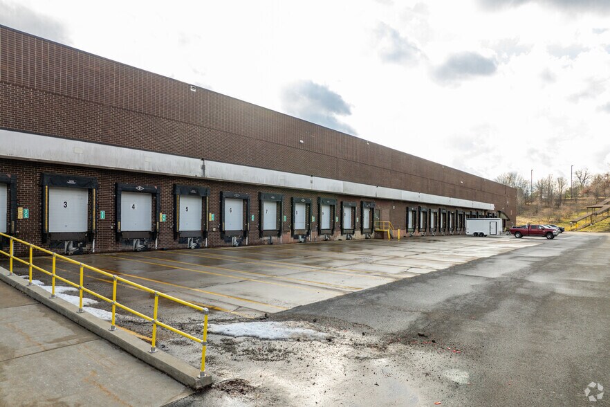 More Photos Of 150 Thorn Hill Rd, Warrendale Warehouse For Lease