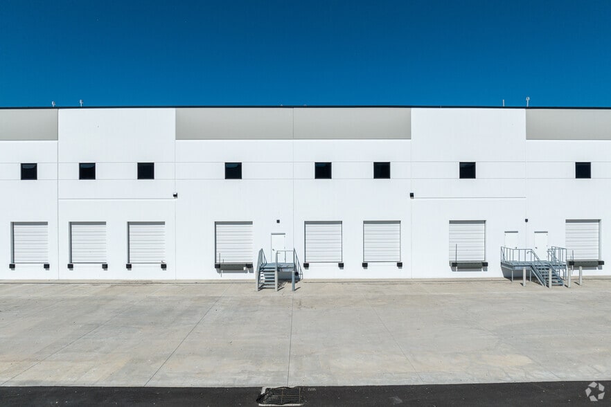 More Photos Of 593-689 N Saratoga Rd, Saratoga Springs Warehouse For Lease