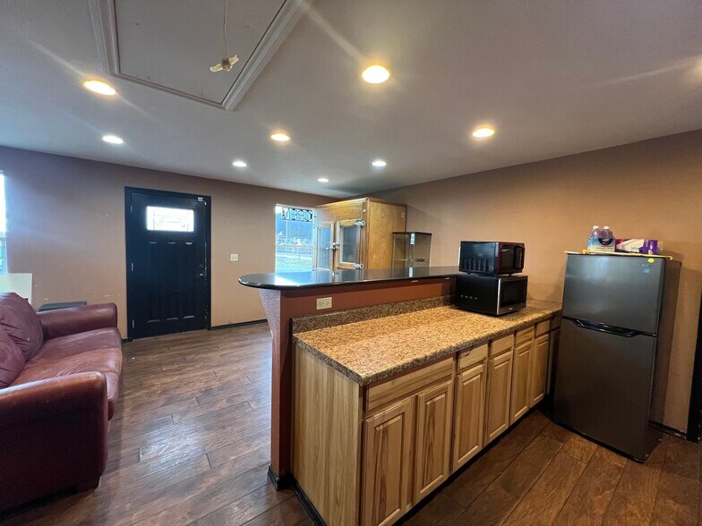 More Photos Of 8105 Wallace Rd NW, Salem Industrial For Lease