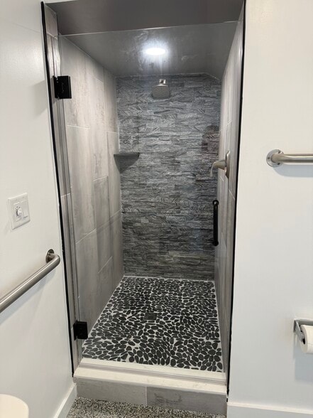 More Photos Of 861 NE Industrial Blvd, Jensen Beach Warehouse For Lease