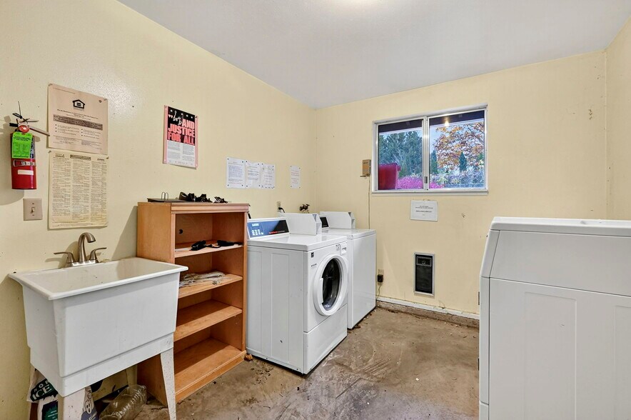 More Photos Of 17170 Beers Ave, Sandy Multifamily For Sale