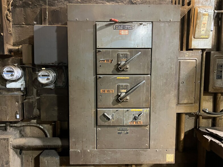 More Photos Of 1040 W 12th St, Erie Manufacturing For Sale