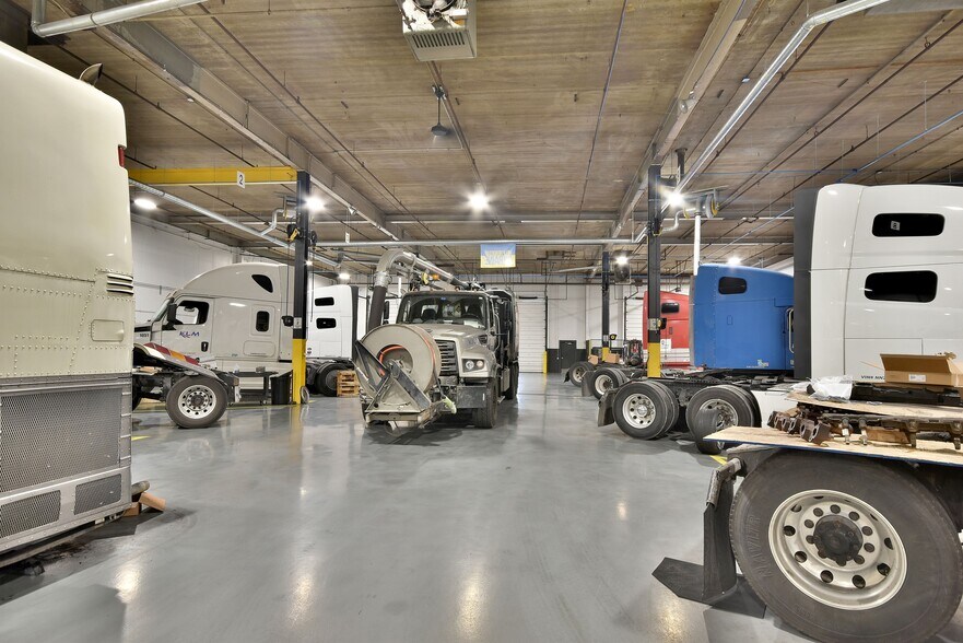 More Photos Of 6363 W 73rd St, Bedford Park Manufacturing For Lease