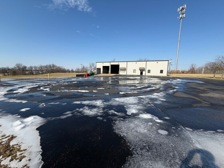 More Photos Of 111 Capital Ct, Nicholasville Warehouse For Lease