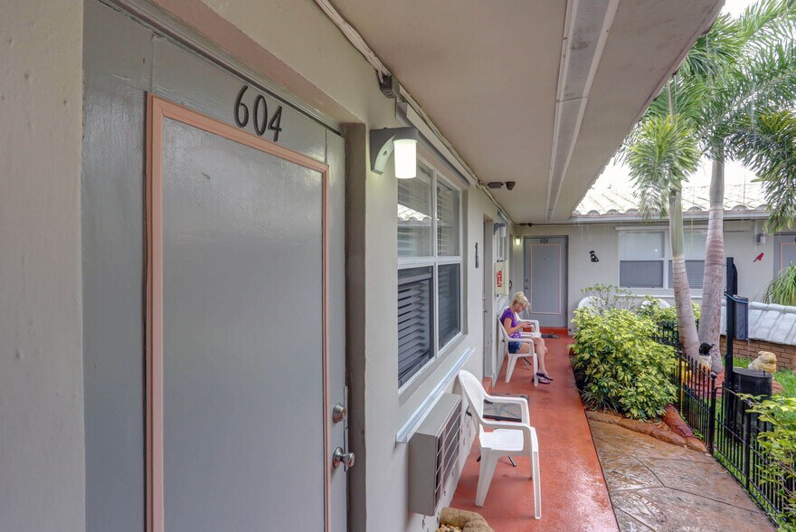 More Photos Of 1743 Wiley St, Hollywood Hotel For Sale