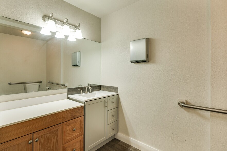 More Photos Of 3411 McNiel Ave, Wichita Falls Warehouse For Lease