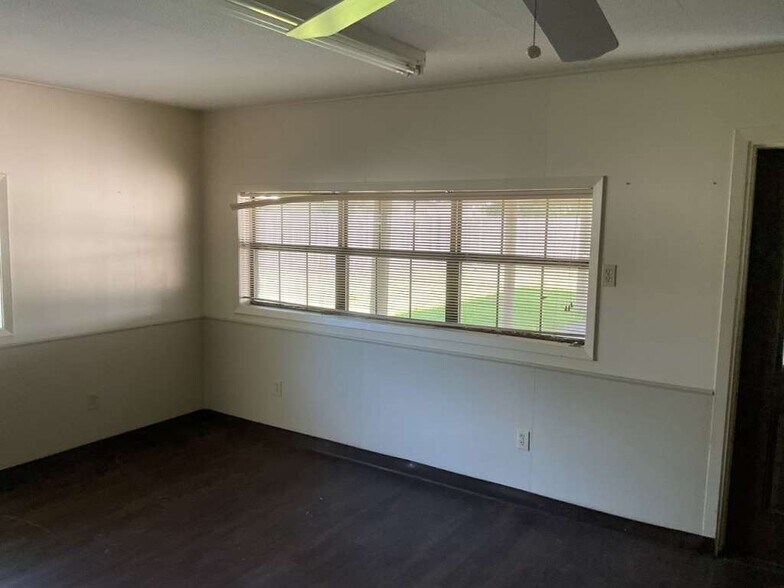More Photos Of 208 E York St, Ganado Office For Sale