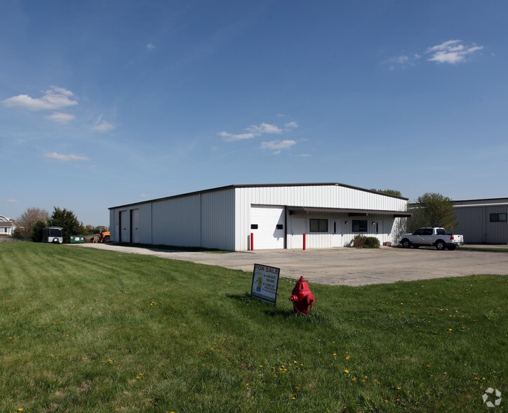 More Photos Of 34 Stonehill Rd, Oswego Warehouse For Lease