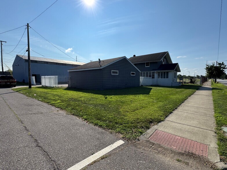 More Photos Of 1720 Main St, Elkhart Industrial For Sale