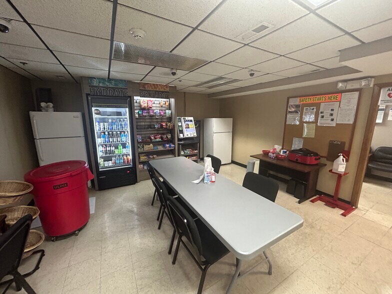 More Photos Of 705 Maple St, Bristol Manufacturing For Sale