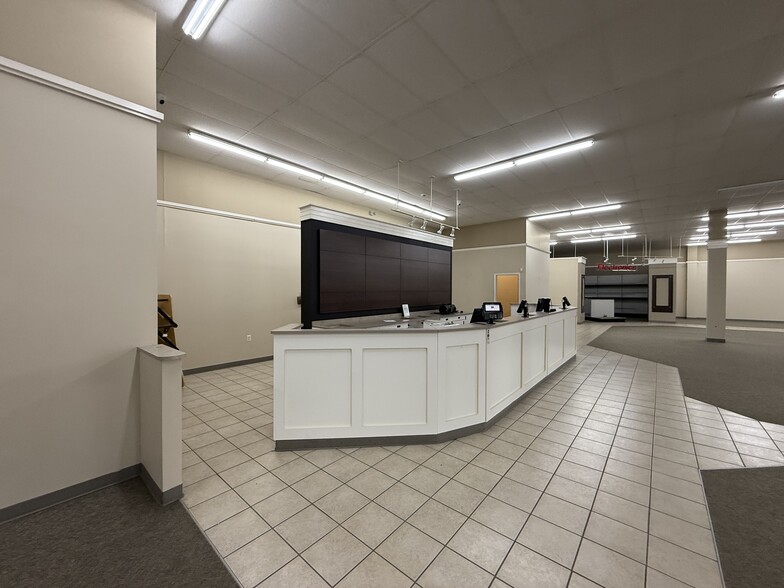 More Photos Of 221 S Poplar St, Elizabethtown General Retail For Lease