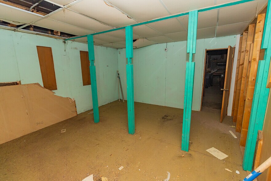 More Photos Of 1627 S Hillside St, Wichita Freestanding For Sale