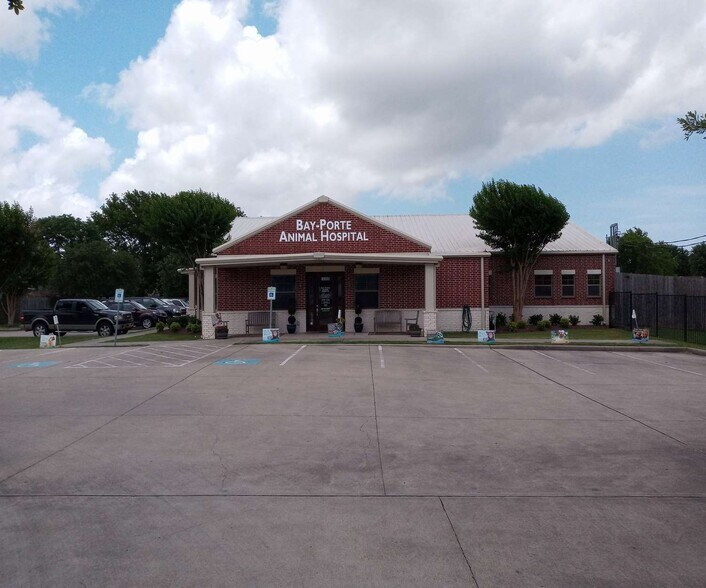 Primary Photo Of 10105 W Fairmont Pky, La Porte Veterinarian Kennel For Sale