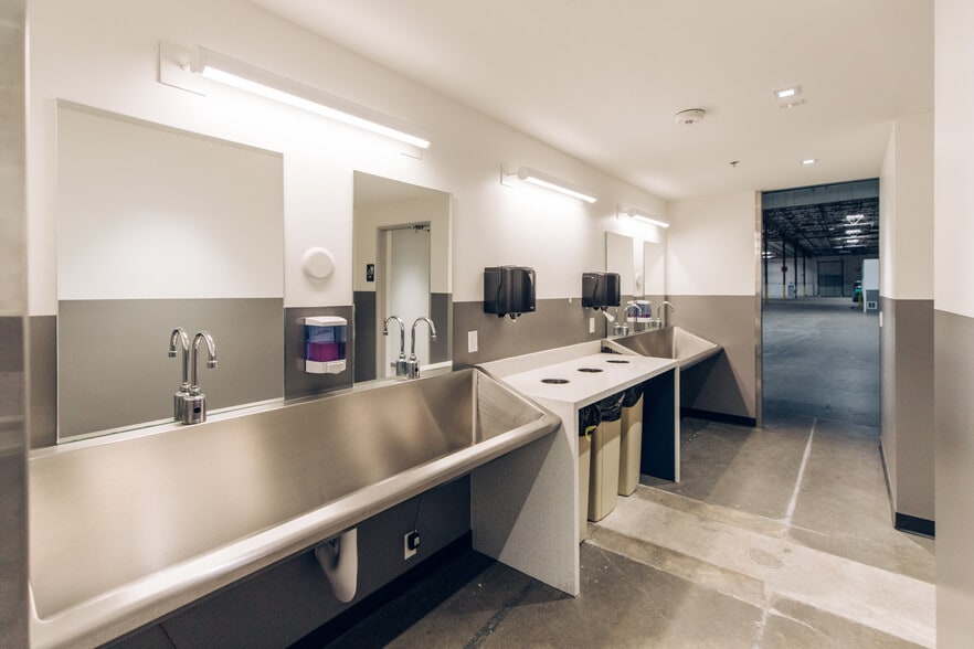 More Photos Of 10235-10255 SW Spokane Ct, Tualatin Manufacturing For Lease