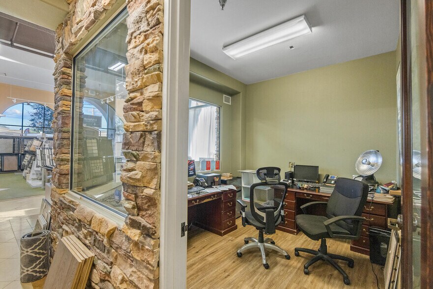 More Photos Of 28350 Roadside Dr, Agoura Hills Storefront For Sale