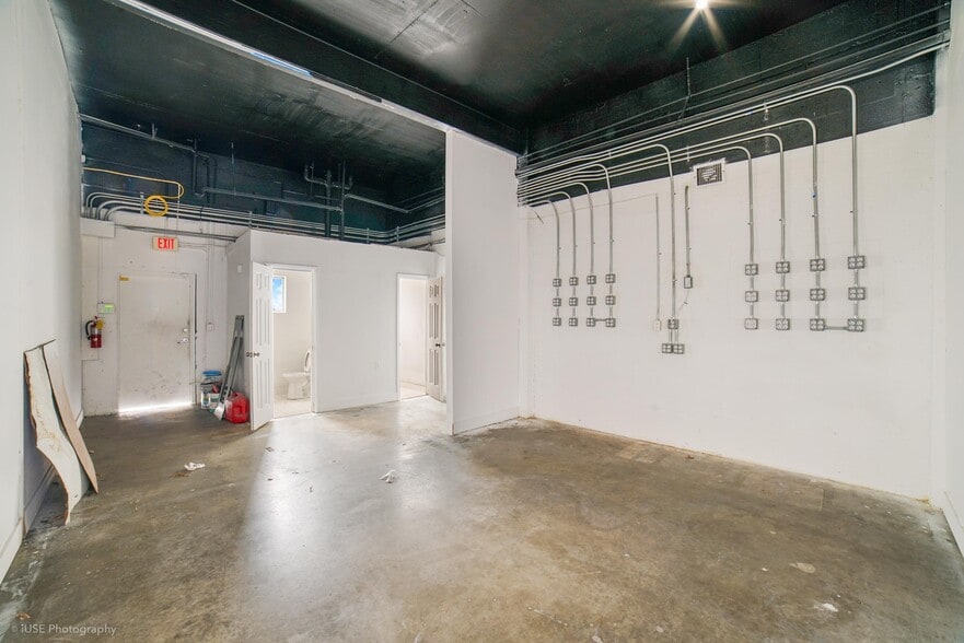 More Photos Of 450 W 28th St, Hialeah Warehouse For Lease