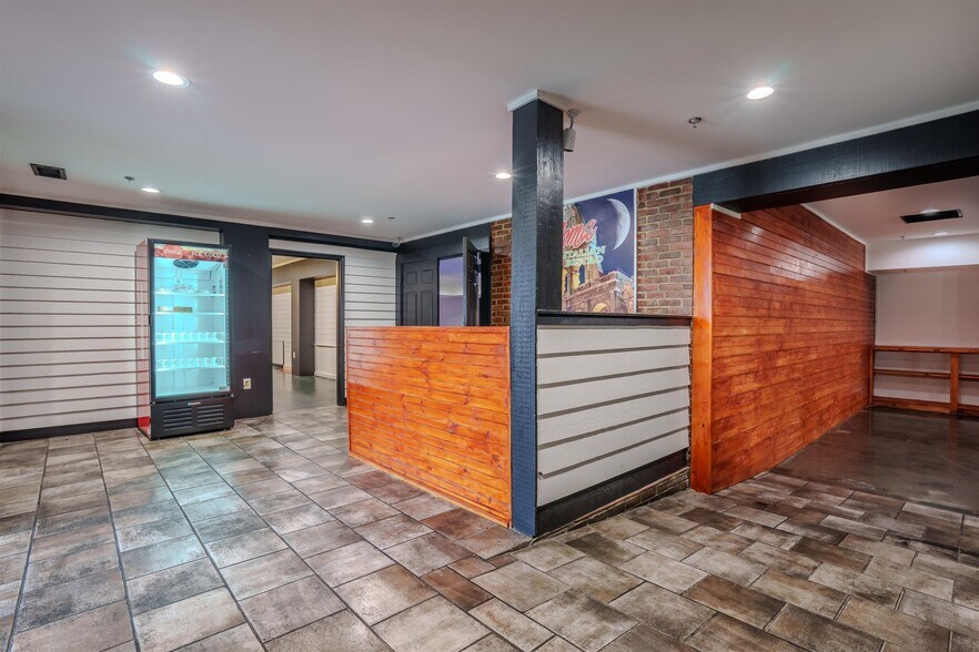 More Photos Of 4840 Hatch Blvd, Muscle Shoals Restaurant For Sale