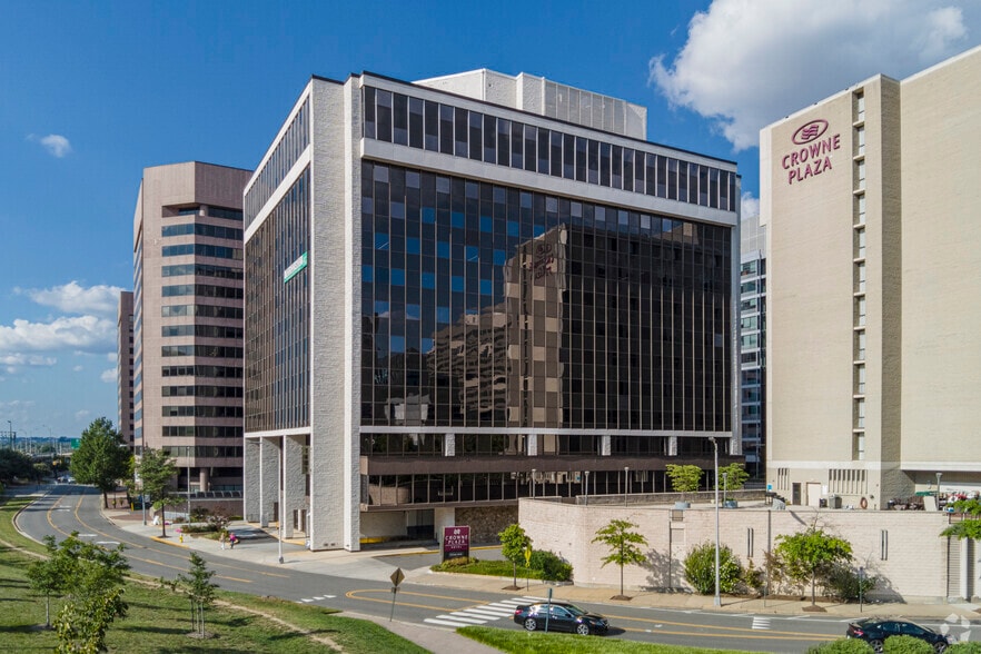 More Photos Of 1401 S Clark St, Arlington Office For Lease