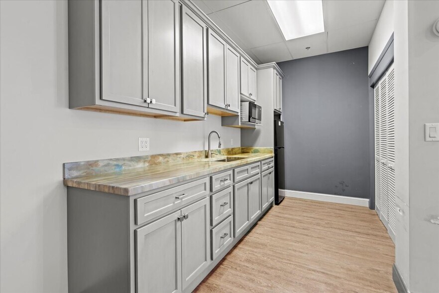 More Photos Of 30 Sherwood Ln, Fairfield Warehouse For Lease