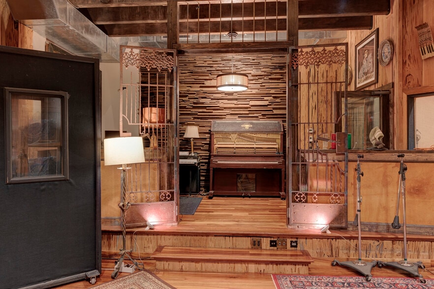 More Photos Of 114-116 17th Ave S, Nashville Office For Sale