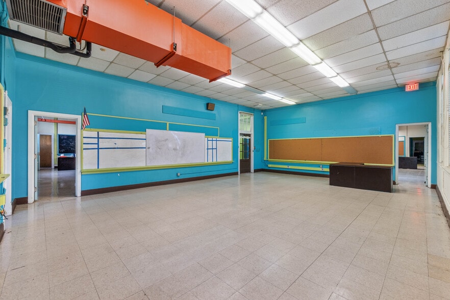 More Photos Of 5710 Wesconnett Blvd, Jacksonville Schools For Lease
