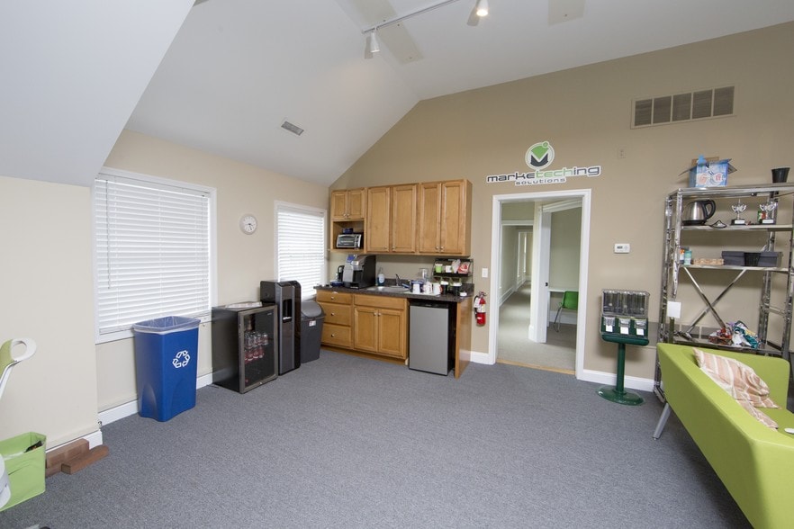 More Photos Of 30 W Bridge St, New Hope Freestanding For Lease