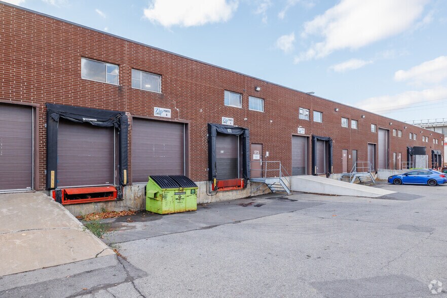 More Photos Of 93-97 Boul Hymus, Pointe-claire Distribution For Sale