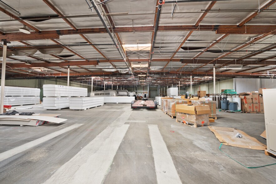More Photos Of 4916 Cecilia St, Cudahy Warehouse For Lease