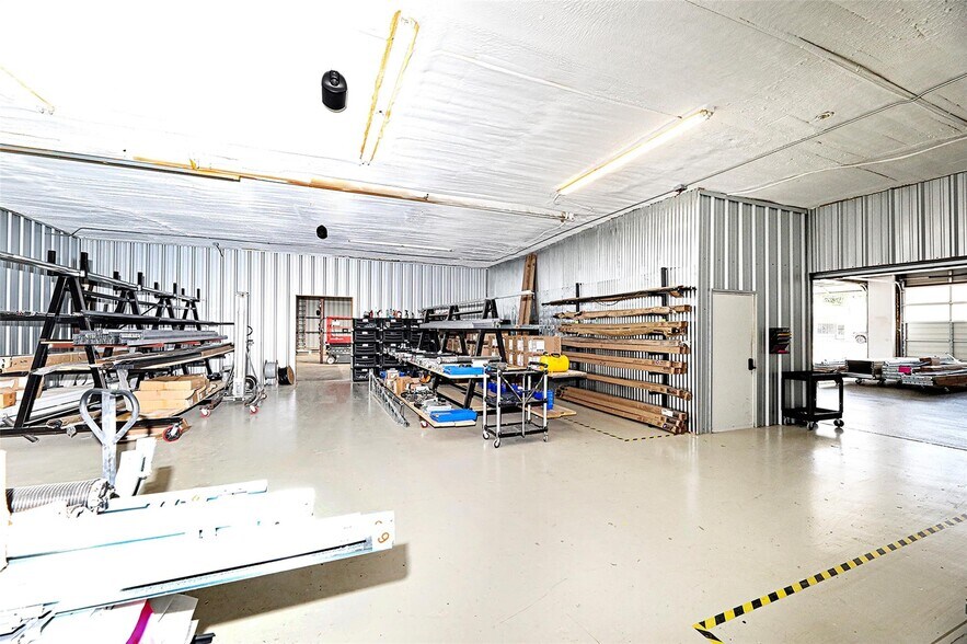 More Photos Of 406 W Wise St, Bowie Industrial For Sale