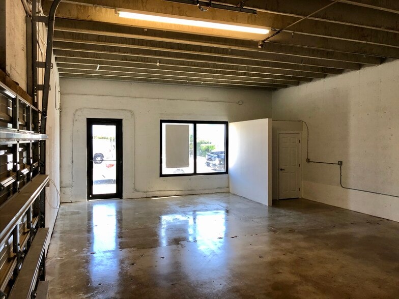 More Photos Of 1211 Okeechobee Rd, West Palm Beach Flex For Lease