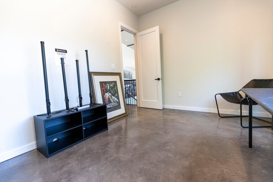 More Photos Of 4770 Iberia Ave, Dallas Showroom For Sale