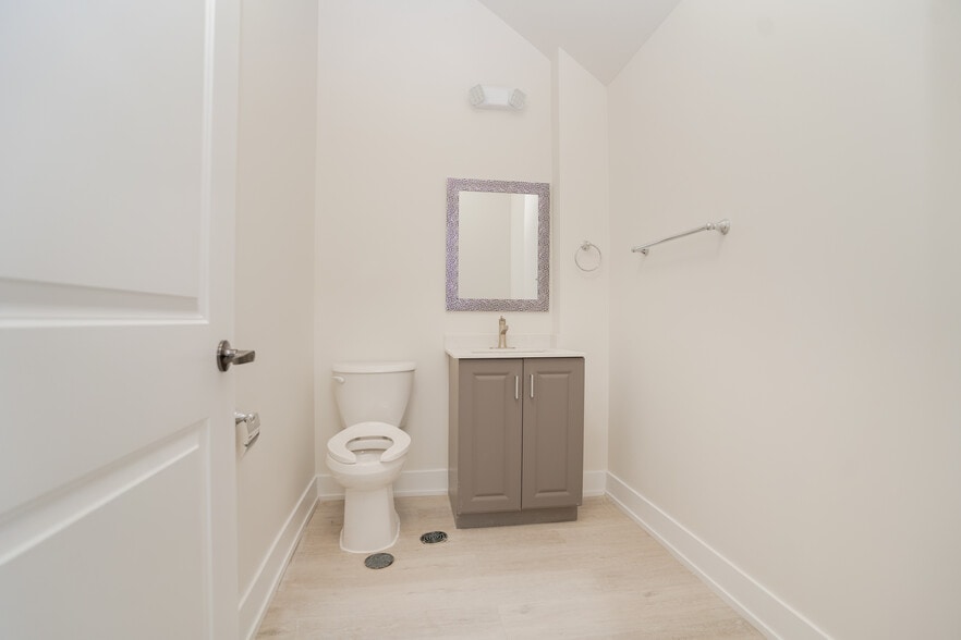 More Photos Of 135 Addison Hall Cir, Aurora Warehouse For Lease